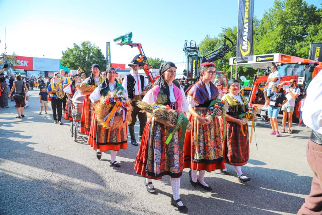 Tradiční folklorní průvod v krojích během výstavy Země živitelka 2024.