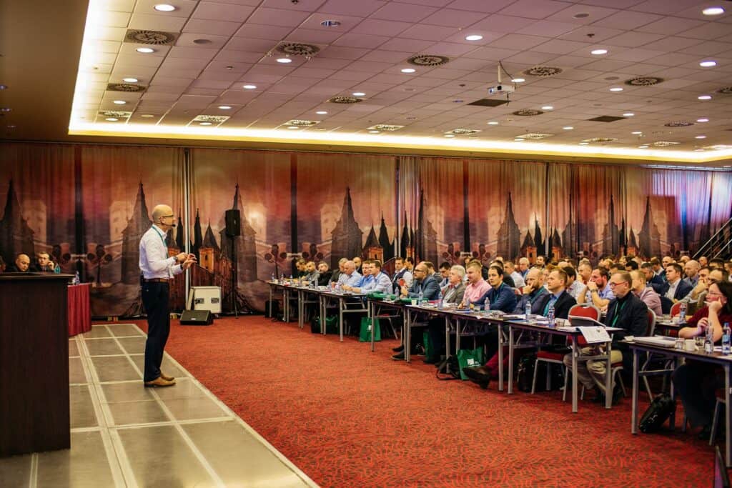 Přednáška pro plný sál účastníků na Konferenci Výrobní management 2025 v Žilině