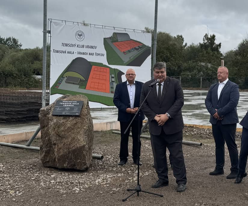 Slavnostní poklepání základního kamene tenisové haly ve Vranově nad Topľou – účast vedení města a tenisového klubu před vizualizací projektu.