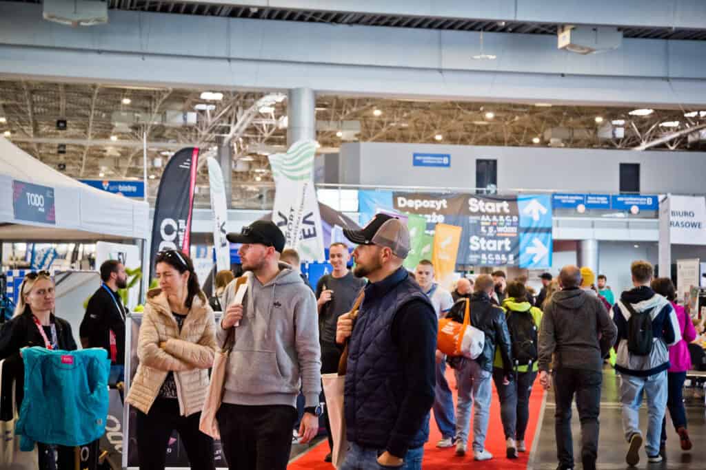 Návštěvníci na veletrhu POZNAŃ RUN EXPO 2025 v areálu MTP Poznań Expo – expozice značek, běžecké doplňky a živá atmosféra akce.