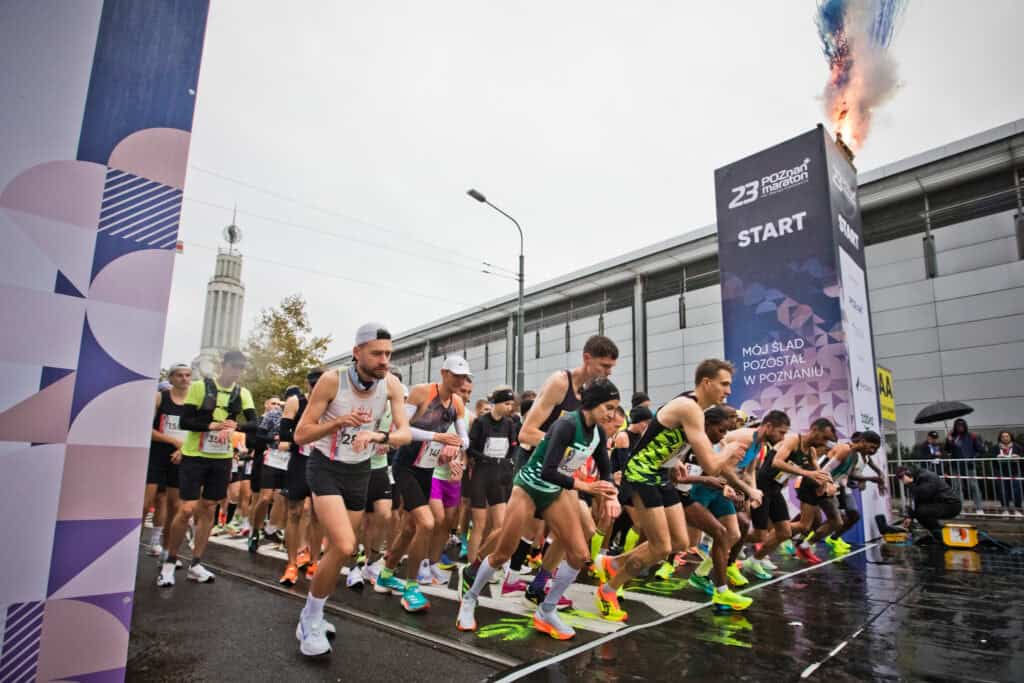 Startovní výstřel běžeckého závodu v rámci POZNAŃ RUN EXPO 2025 – sportovci vybíhají z brány u MTP Poznań Expo.