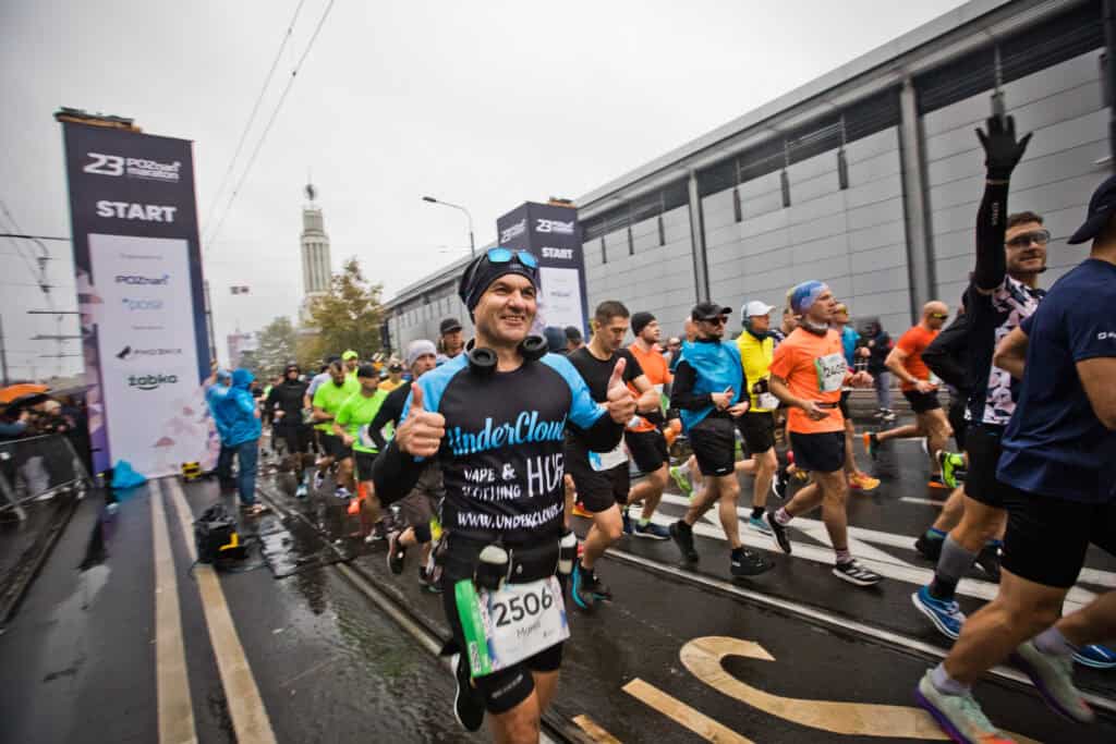 Účastníci závodu během veletrhu POZNAŃ RUN EXPO 2025 v Poznani – běžci na trati u MTP Poznań Expo.