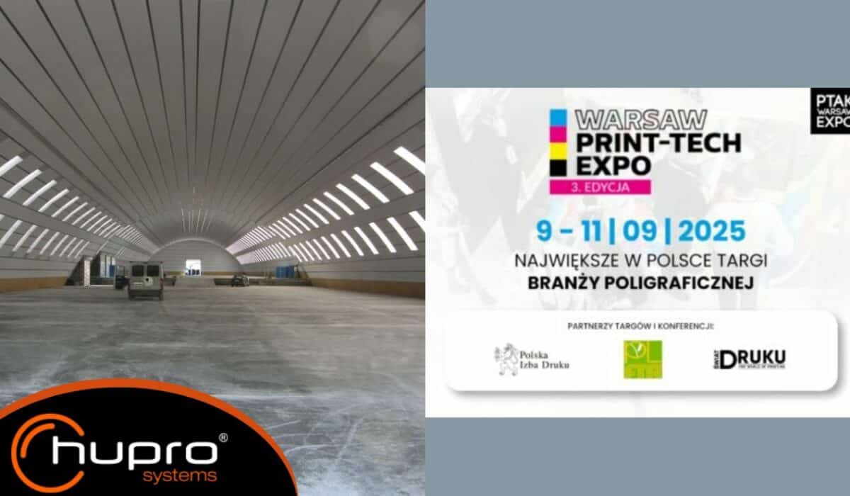 Oblouková montovaná hala od HUPRO SYSTEMS SE a vizuál veletrhu Warsaw Print Tech Expo 2025, největší polygrafická akce v Polsku.