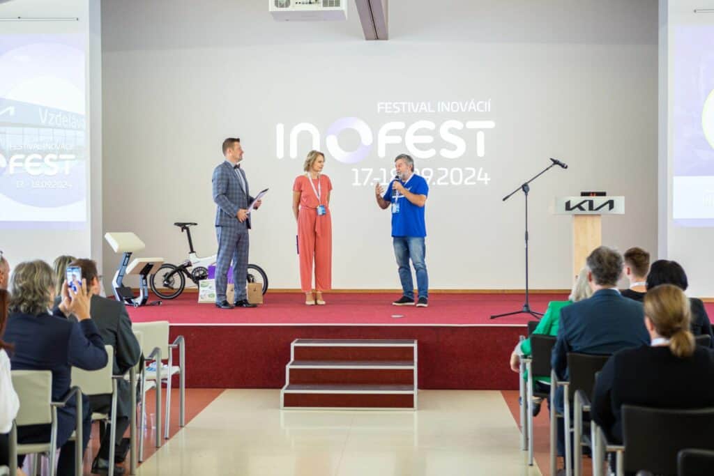 Diskuze řečníků na festivalu inovácií INOFEST 2024 v Trnavě na pódiu před publikem