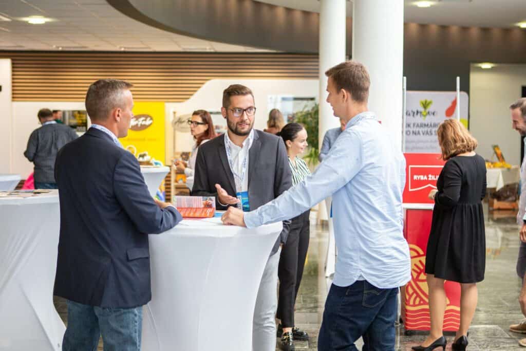 Networking účastníků festivalu inovácií INOFEST 2024 v Trnavě během přestávky