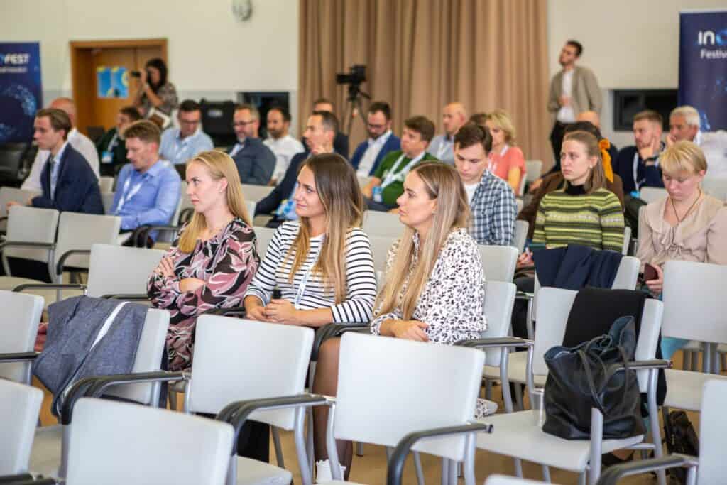 Účastníci festivalu inovácií INOFEST pozorně sledují program přednášek v Trnavě