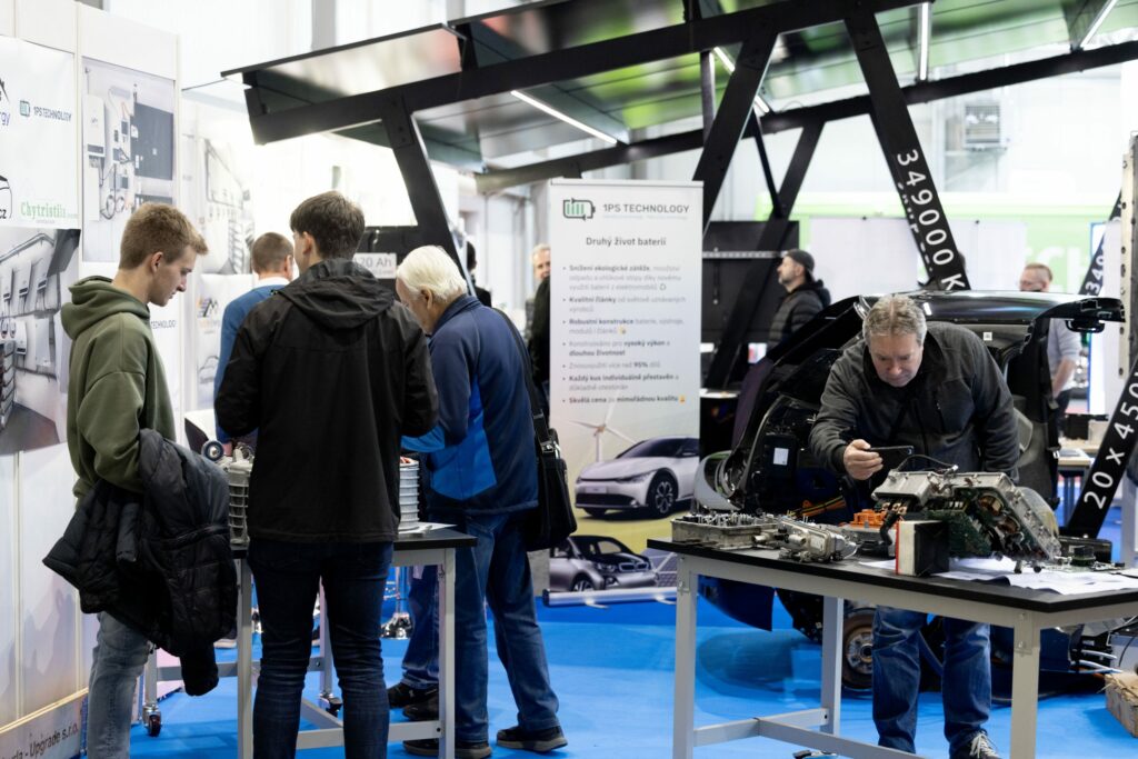 Expozice 1PS Technology na e-SALON 2025 v Praze zaměřená na druhý život baterií a technologie pro elektromobily
