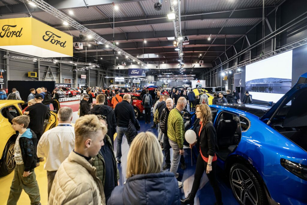 Návštěvníci u stánku Ford na veletrhu e-SALON Praha 2025 s premiérami elektromobilů a testovacími vozy