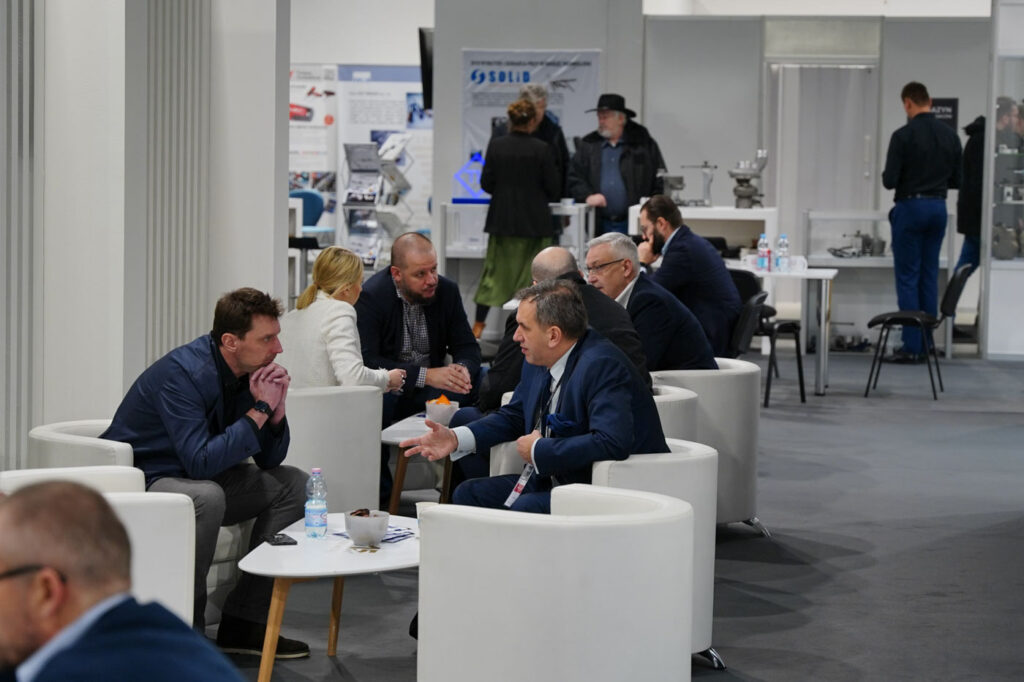 Networkingová zóna na veletrhu Fastech Expo 2026 ve Varšavě – odborníci diskutují o trendech ve spojovacích technologiích, článek HUPRO SYSTEMS SE
