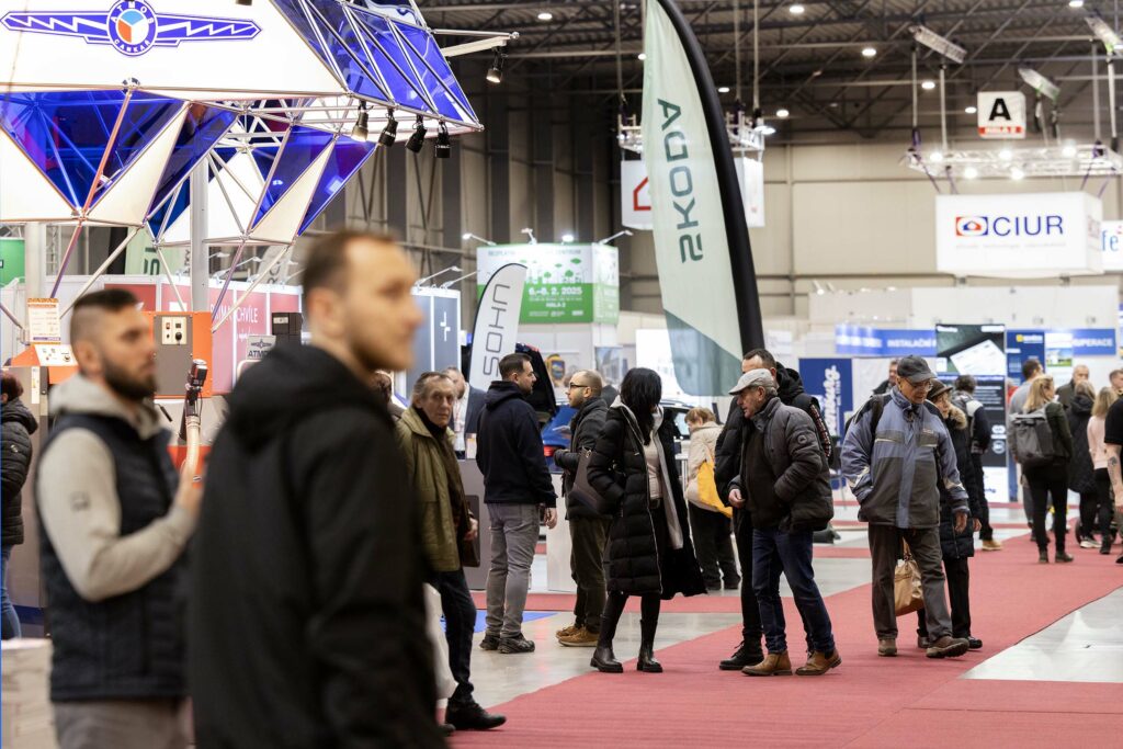 Návštěvníci procházejí expozicemi na veletrhu FOR PASIV v PVA EXPO Praha – prezentace moderních technologií a úsporného bydlení