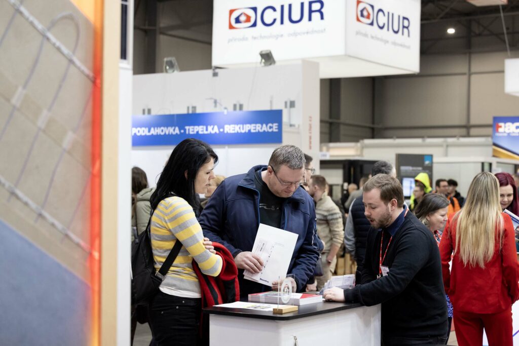 Návštěvníci konzultují s odborníkem na veletrhu FOR PASIV v PVA EXPO Praha – prezentace technologií vytápění a rekuperace