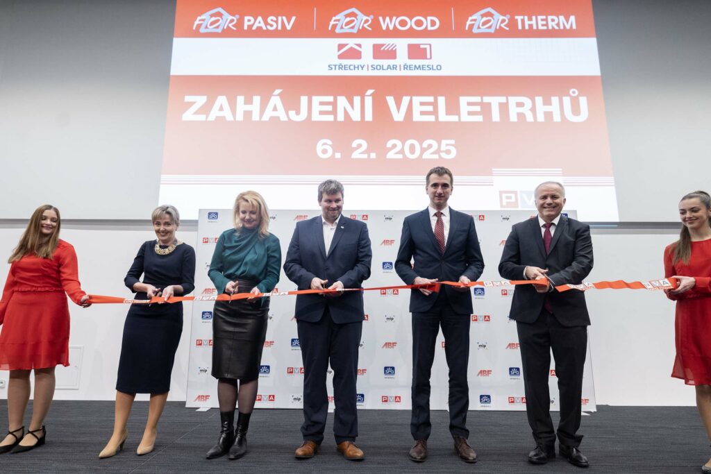 Zahájení veletrhu FOR PASIV 2025 v PVA EXPO Praha – slavnostní přestřižení pásky za účasti organizátorů a partnerů