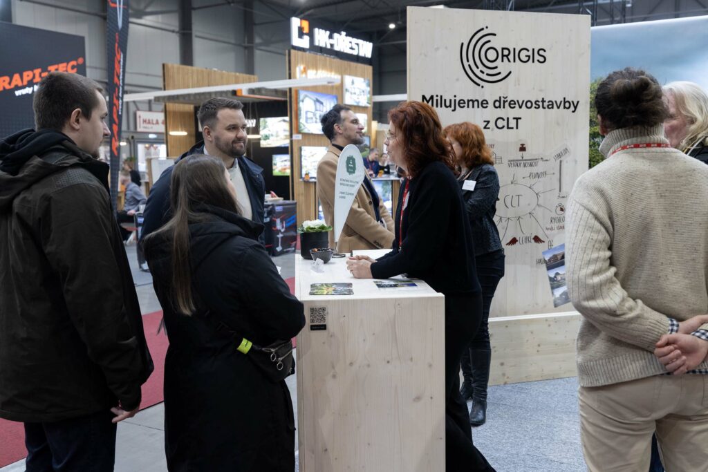 Návštěvníci u stánku vystavovatele na veletrhu FOR PASIV v PVA EXPO Praha – prezentace dřevostaveb z CLT panelů
