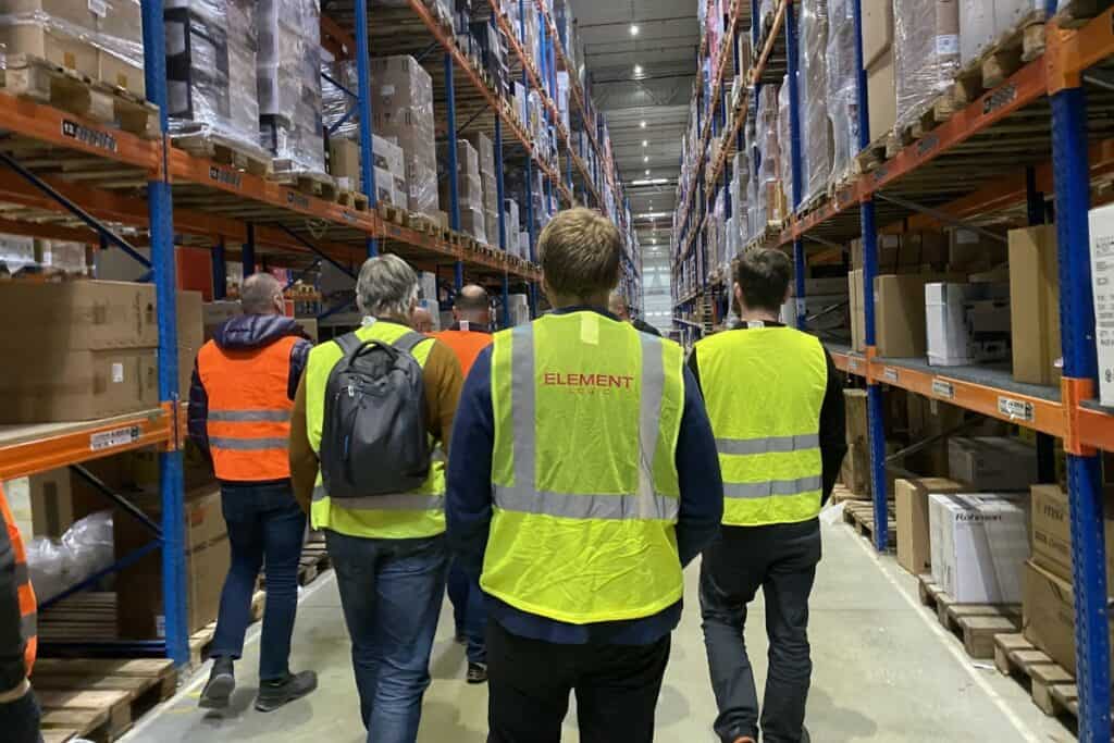 Účastníci SLOVLOG Congress 2025 během SEELOG exkurze ve skladu – ukázka moderní logistiky a skladového hospodářství.