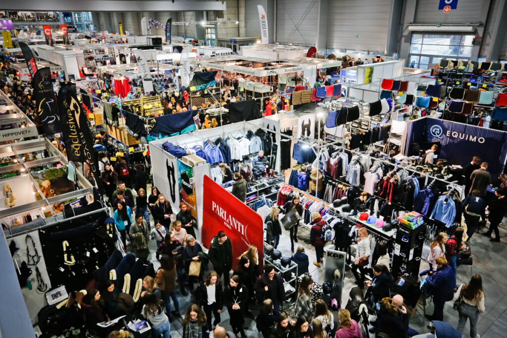 CAVALIADA Expo Poznań s desítkami stánků jezdeckého vybavení a davem návštěvníků během veletrhu 2025.