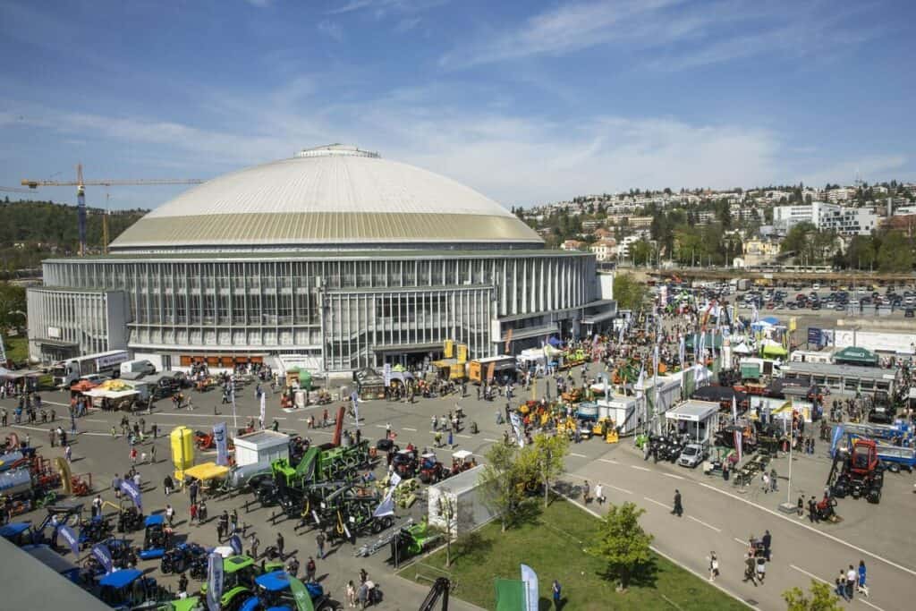 Brněnské výstaviště BVV s návštěvníky a expozicemi zemědělské techniky na veletrhu TECHAGRO
