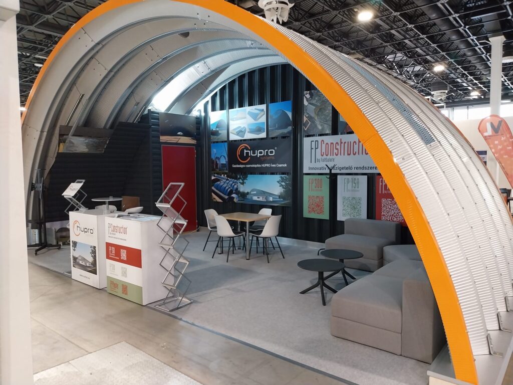 Stánek HUPRO SYSTEMS SE na veletrhu CONSTRUMA s obloukovou ocelovou halou jako konstrukcí stánku