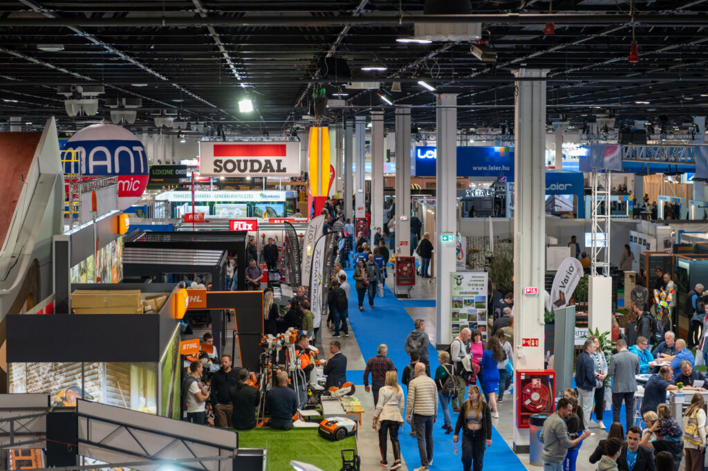 Výstavní hala veletrhu CONSTRUMA s desítkami odborných stánků, návštěvníky a prezentacemi stavebních technologií v areálu HUNGEXPO Budapest.