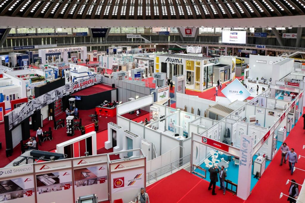 Výstavní hala Belgrade Fair během stavebního veletrhu SEEBBE – stánky výrobců oken, dveří, fasád a stavebních technologií.