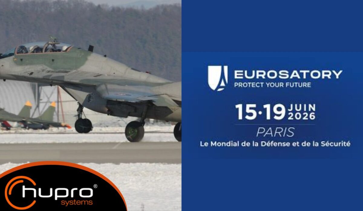 Stíhačka a oficiální vizuál Eurosatory 2026 v Paříži s logem HUPRO SYSTEMS SE, výrobce obloukových ocelových hal.