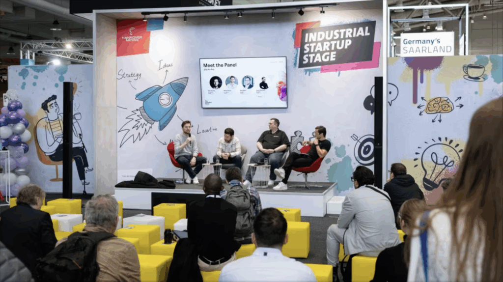 Panelová diskuse na Industrial Startup Stage během Hannover Messe, s účastí startupů a odborných návštěvníků