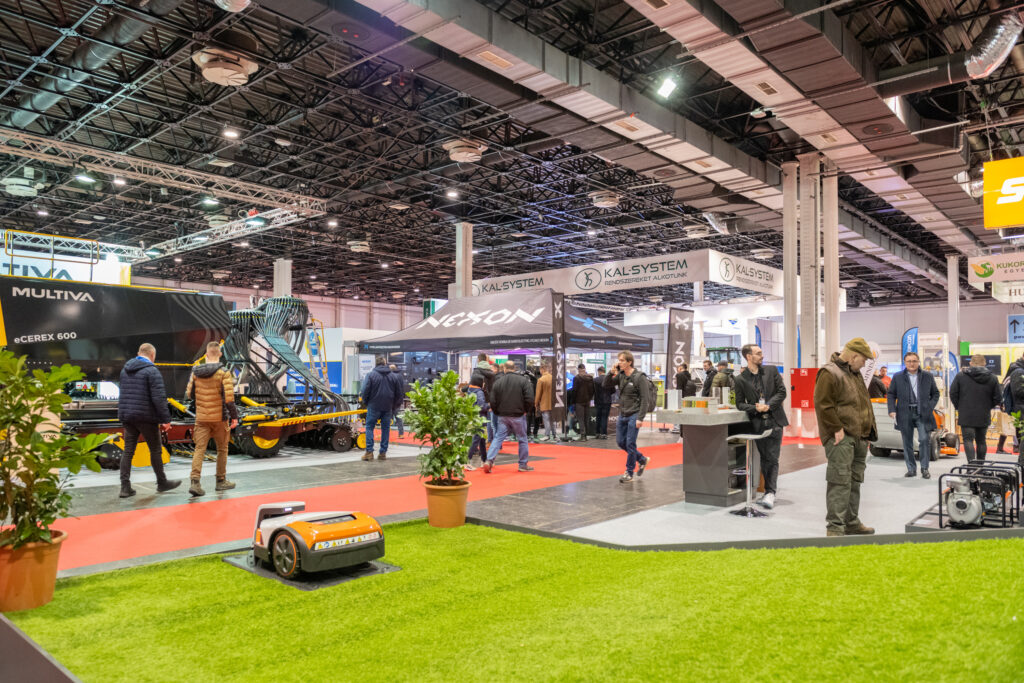 Návštěvníci u expozic zemědělské techniky na AGROMASH Expo, včetně strojů Multiva, stánků Kal-System a prezentací moderních řešení.
