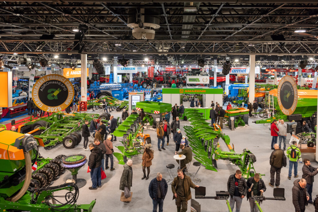 Expozice zemědělské techniky na AGROMASH Expo s návštěvníky a vystavovateli mezi stroji Amazone, Lemken a dalšími značkami.