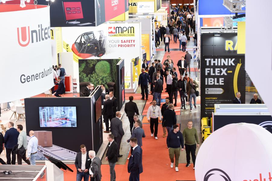 Výstavní hala veletrhu LogiMAT v Messe Stuttgart s návštěvníky a expozicemi firem z oblasti skladové techniky, bezpečnosti a intralogistiky.