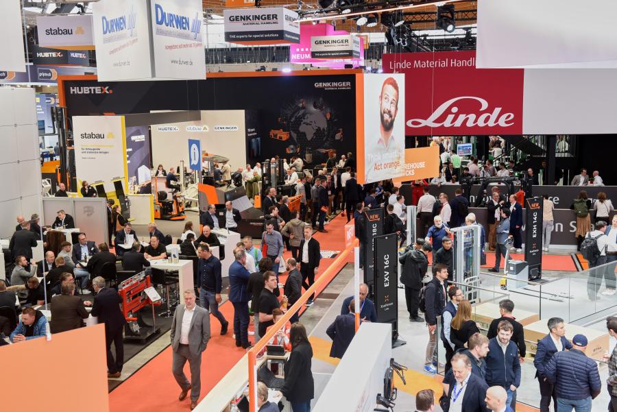 Expozice a návštěvníci na veletrhu LogiMAT v Messe Stuttgart, ukázky intralogistických technologií, robotiky a manipulační techniky.