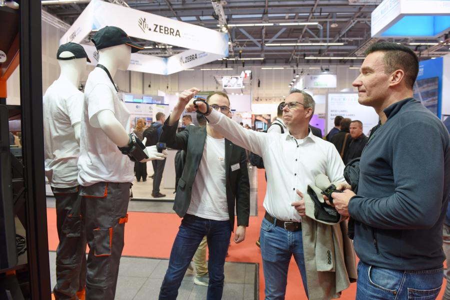 Návštěvníci veletrhu LogiMAT v Messe Stuttgart testují nositelné skenovací technologie a chytré pracovní pomůcky pro intralogistiku.