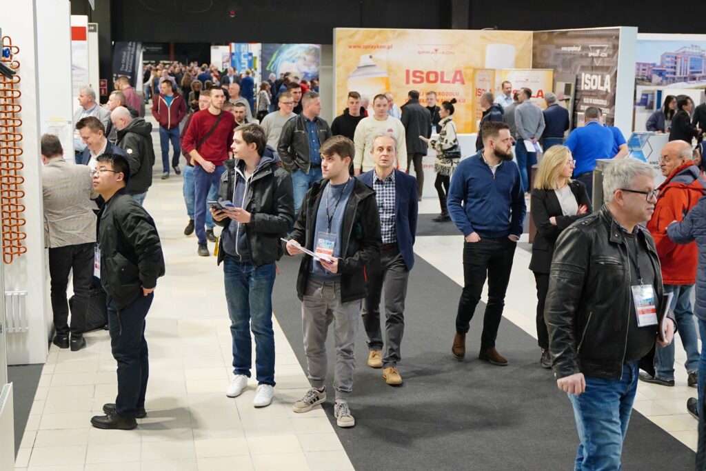 Odborní návštěvníci na veletrhu Warsaw HVAC Expo v areálu Ptak Warsaw Expo