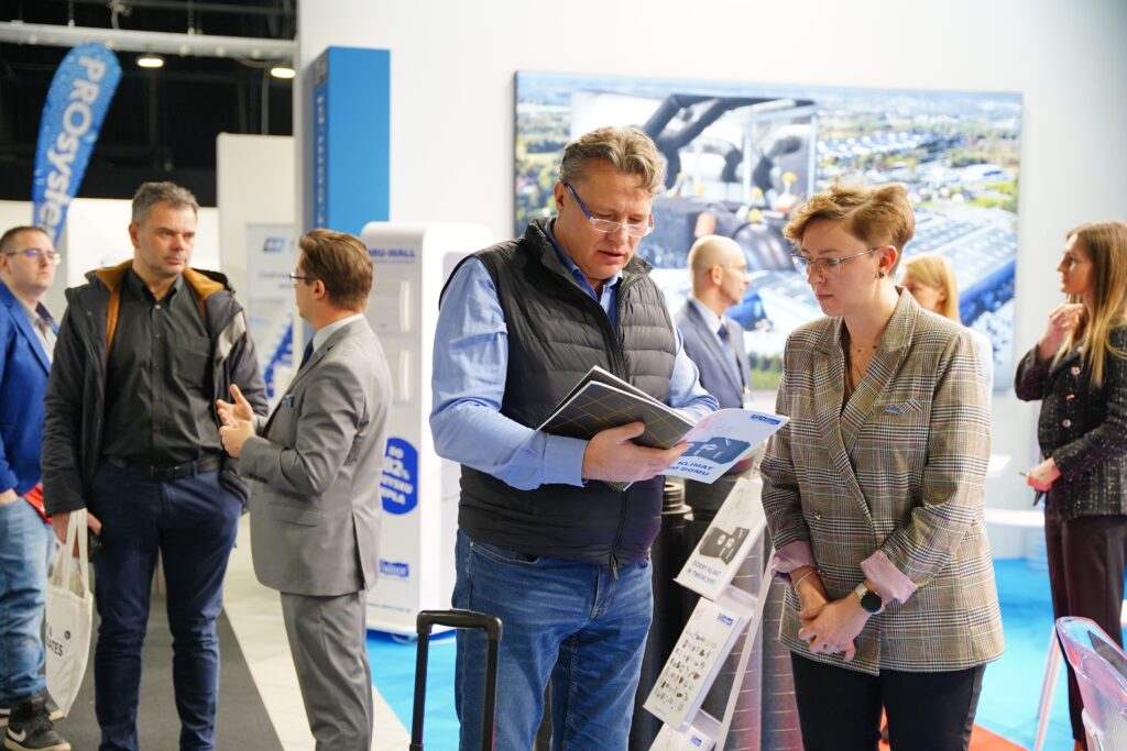 Odborná konzultace návštěvníků u stánku na Warsaw HVAC Expo