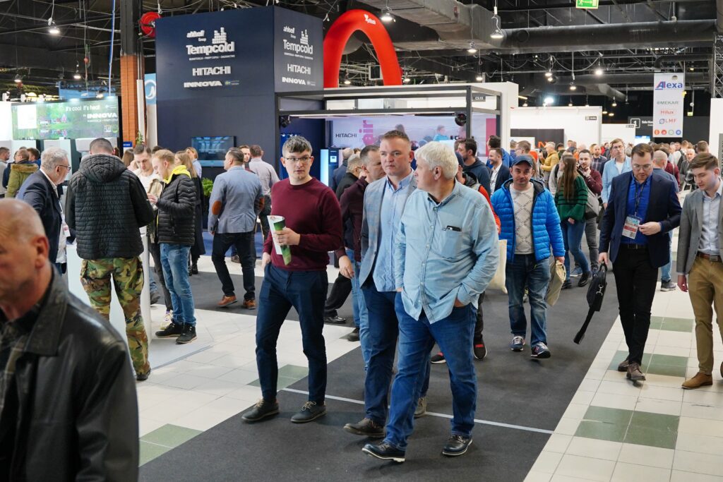Rušná výstavní hala s odbornými návštěvníky na Warsaw HVAC Expo