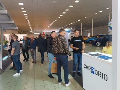 Návštěvníci a vystavovatelé ve výstavní hale Smart Energy Forum SK 2026, u stánku společnosti Carporio.