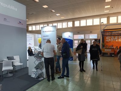 Návštěvníci u stánků vystavovatelů na Smart Energy Forum SK 2026 v Nitře během prezentace energetických řešení.