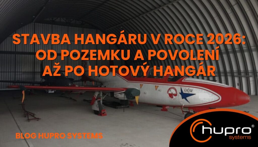 Náhledovka ke článku Stavba hangáru v roce 2026 – montovaný obloukový hangár HUPRO SYSTEMS SE s letadlem uvnitř