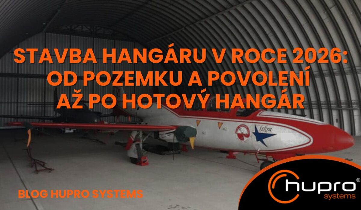 Náhledovka ke článku Stavba hangáru v roce 2026 – montovaný obloukový hangár HUPRO SYSTEMS SE s letadlem uvnitř