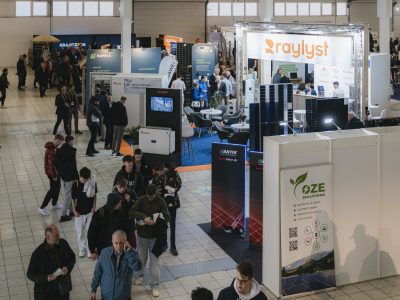 Výstavní hala Smart Energy Forum SK 2026 v Nitře s expozicemi firem zaměřených na fotovoltaiku, bateriové systémy a moderní energetická řešení.