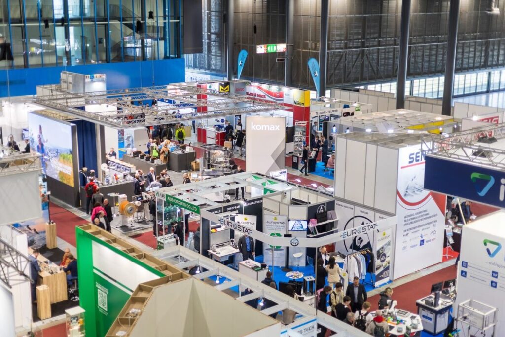 Expozice vystavovatelů v hale veletrhu AMPER, elektrotechnika, elektronika a průmyslové technologie