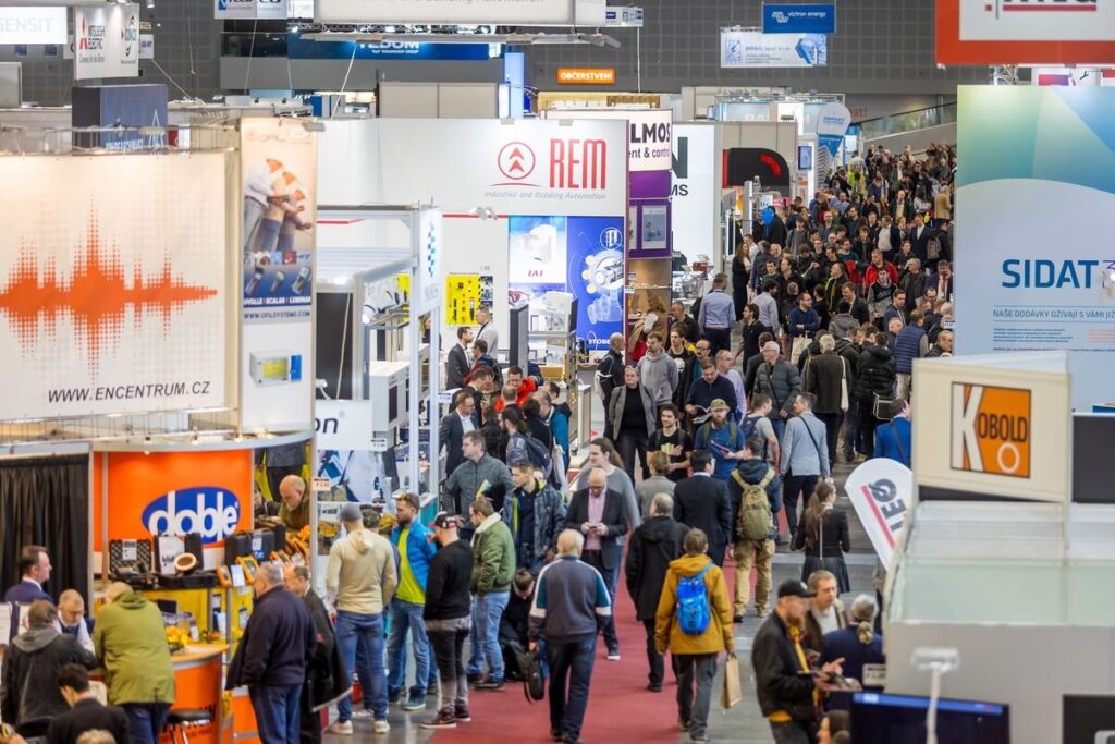 Návštěvníci a vystavovatelé v hale mezinárodního veletrhu AMPER, elektrotechnika a průmyslové technologie