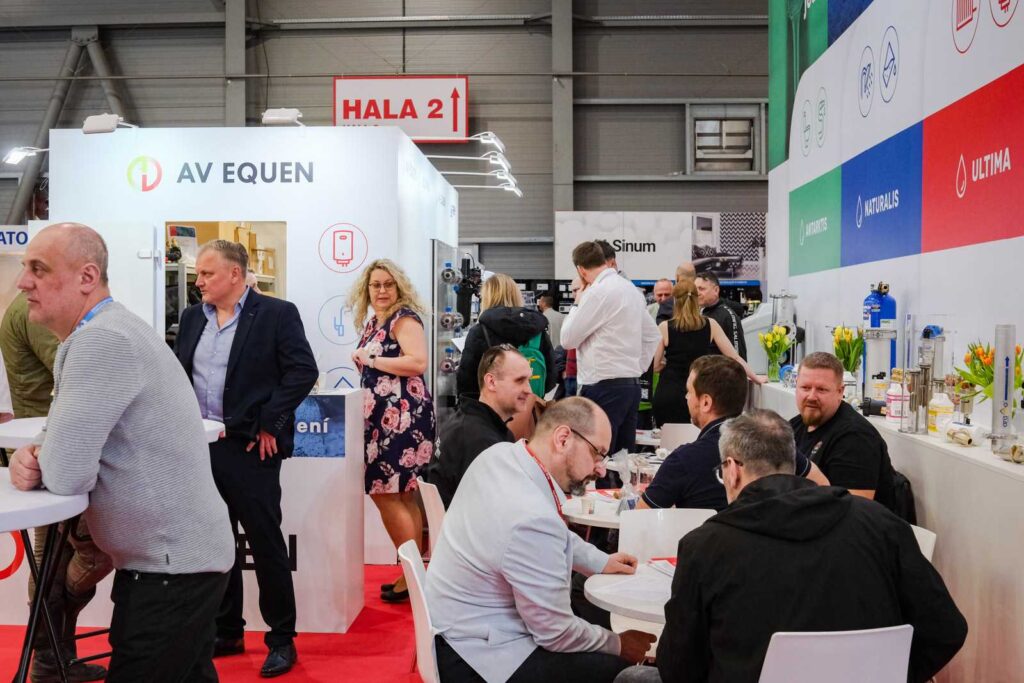 Návštěvníci a vystavovatelé na veletrhu Aquatherm Praha – odborná setkání a networking v hale PVA EXPO Praha