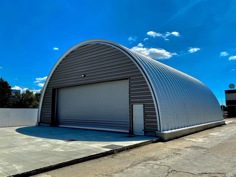 Obloukový montovaný ocelový hangár HUPRO SYSTEMS SE s rolovacími vraty