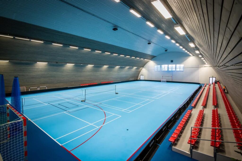 Moderní sportovní hala s obloukovou ocelovou konstrukcí a bezsloupovým prostorem pro míčové sporty