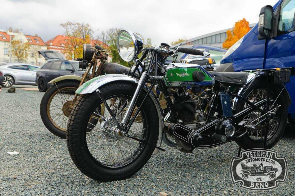 VeteránTechna Brno – historické motocykly vystavené na venkovní ploše burzy