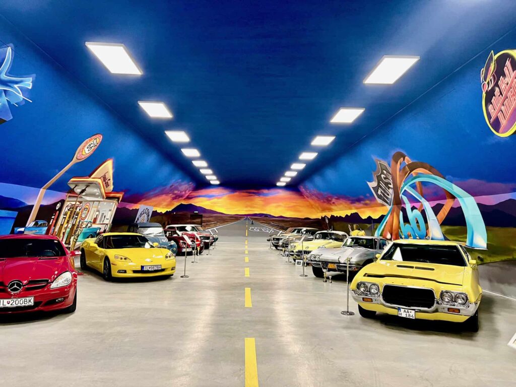 Soukromé muzeum historických automobilů v obloukové hale HUPRO