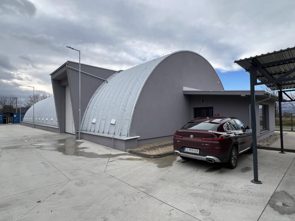 Malá montovaná oblouková hala HUPRO SYSTEMS bez vnitřních sloupů