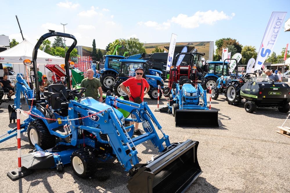 Zemědělská technika a traktory na výstavě Agrokomplex 2025 v Nitře s návštěvníky u vystavených strojů