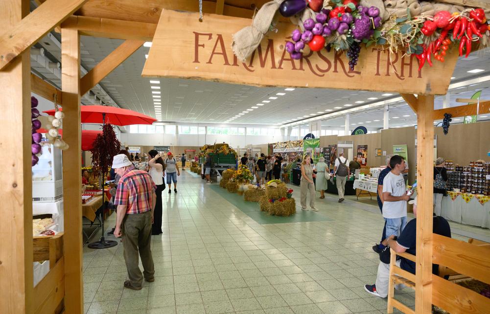 Farmářský trh na výstavě Agrokomplex 2025 v Nitře s návštěvníky a stánky s lokálními produkty