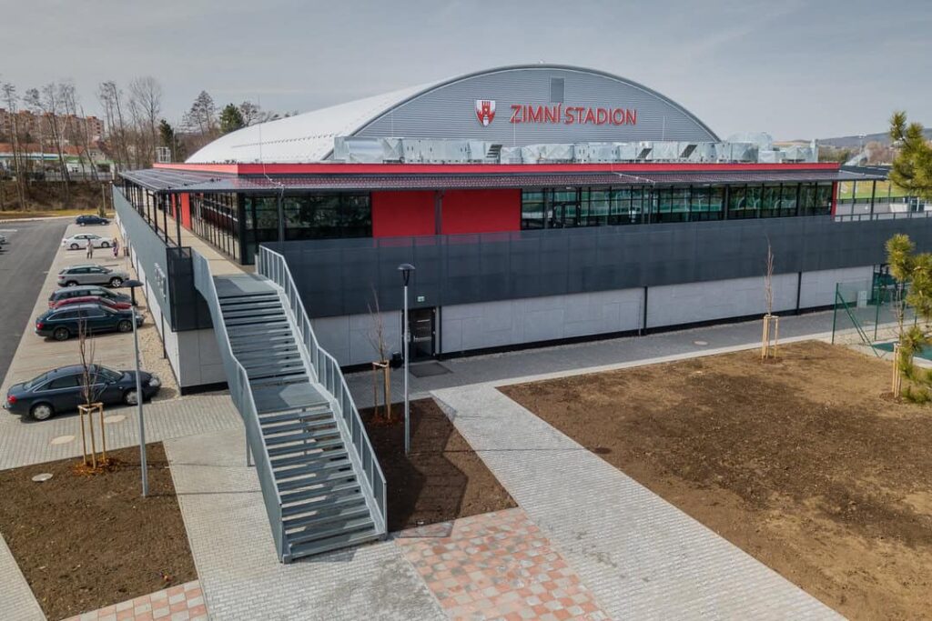Zimní stadion Vyškov s obloukovou ocelovou konstrukcí HUPRO a moderním sportovním zázemím.