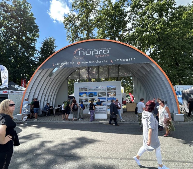 Expozice HUPRO SYSTEMS SE na Zemi živitelce 2026 v Českých Budějovicích – ukázka moderní obloukové haly.